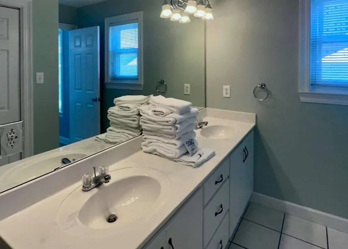 Coastal Duplex W Multi-levels Shared Pool And Close To